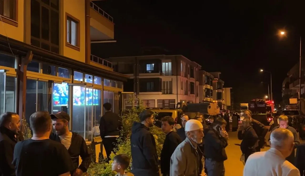 Mahalledeki yangın bile onları harekete geçiremedi! Galatasaray-Fenerbahçe derbisini bırakamadılar