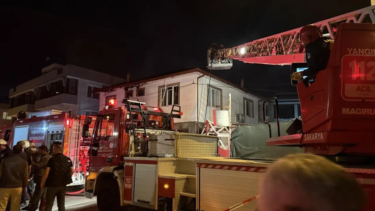 Mahalledeki yangın bile onları harekete geçiremedi! Galatasaray-Fenerbahçe derbisini bırakamadılar