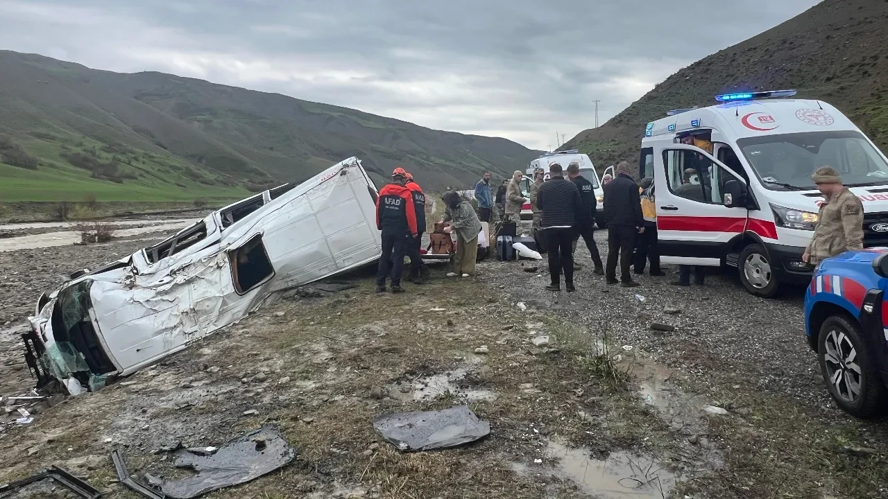 Muş'ta yolcu minibüsü devrildi! Feci kazada çok sayıda yaralı var