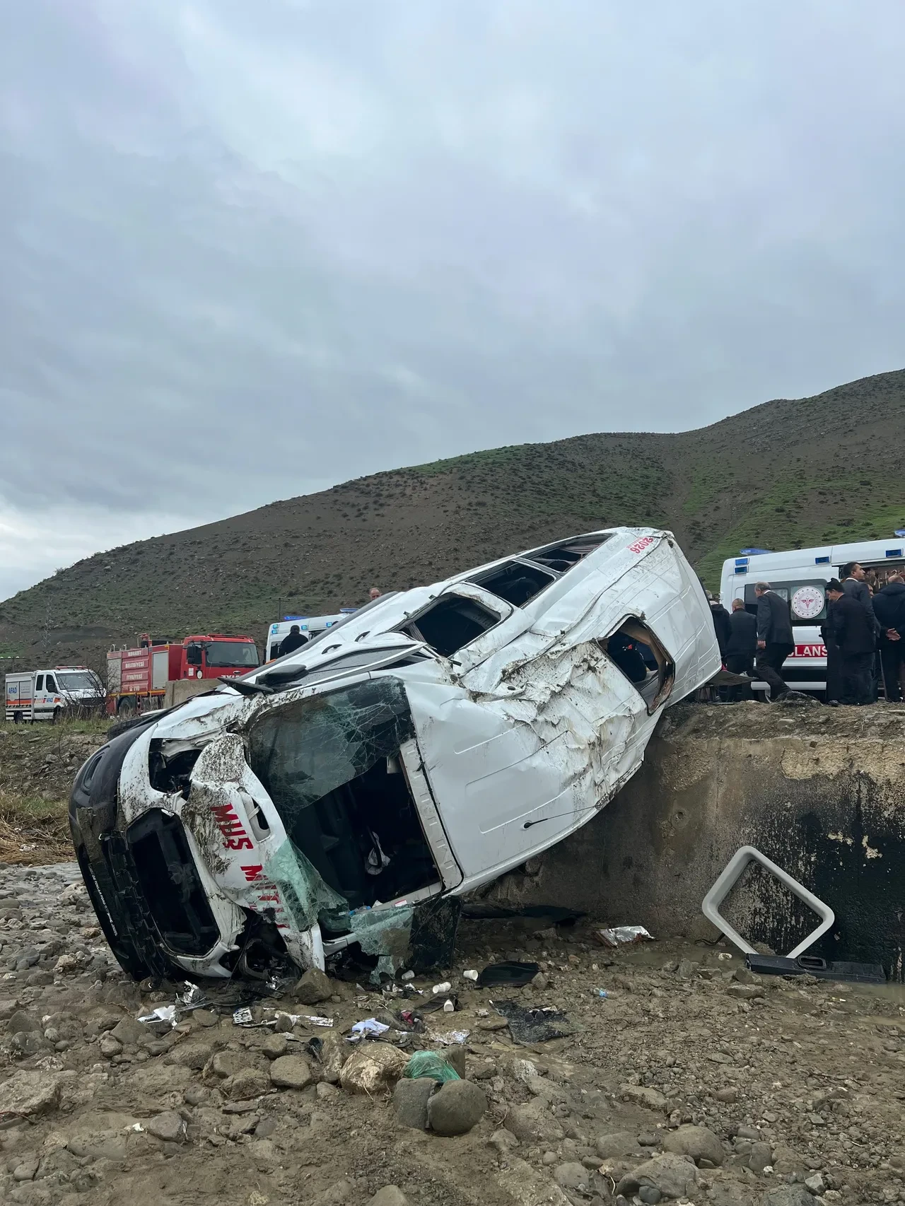 Muş'ta yolcu minibüsü devrildi! Feci kazada çok sayıda yaralı var