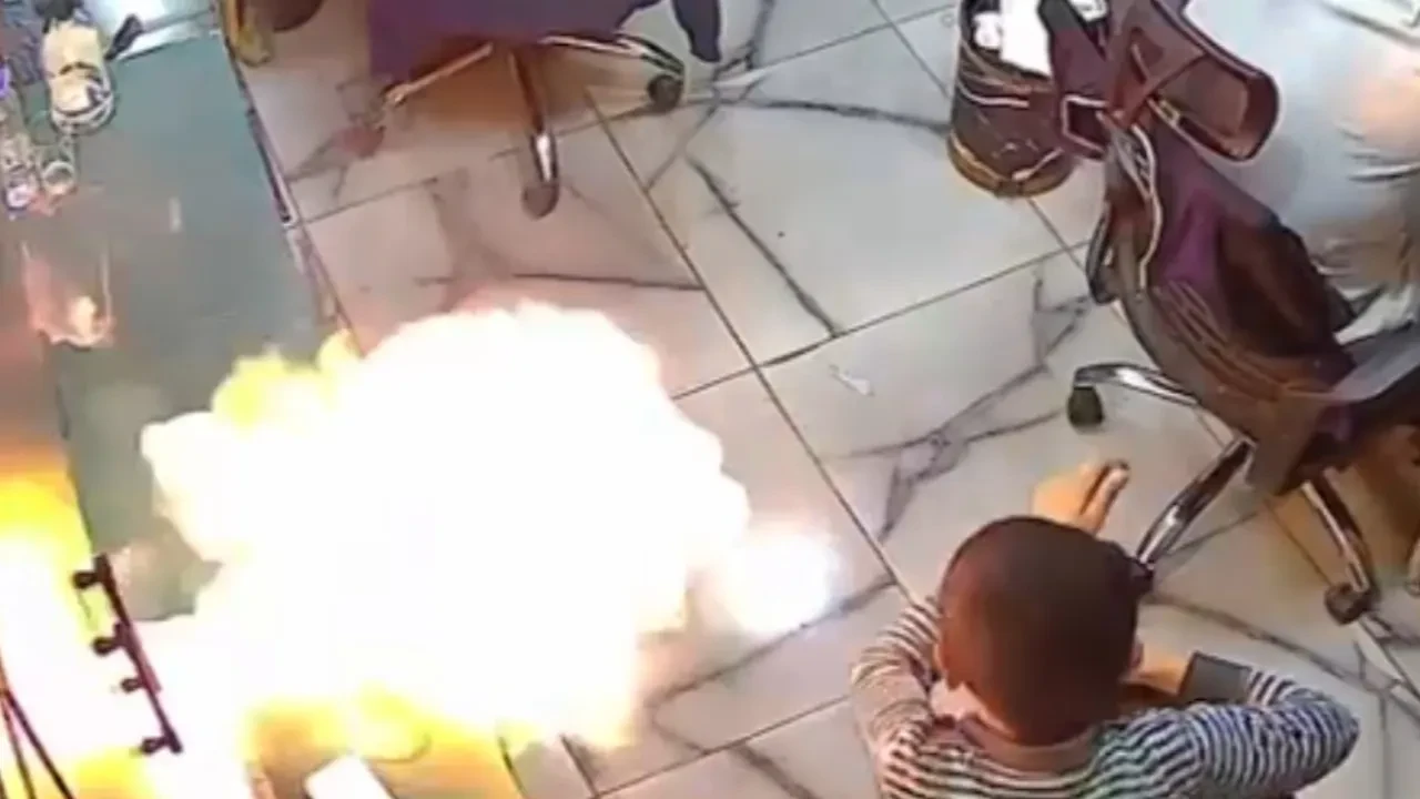 Şarjdaki telefon alev topuna döndü! Dükkanda büyük panik