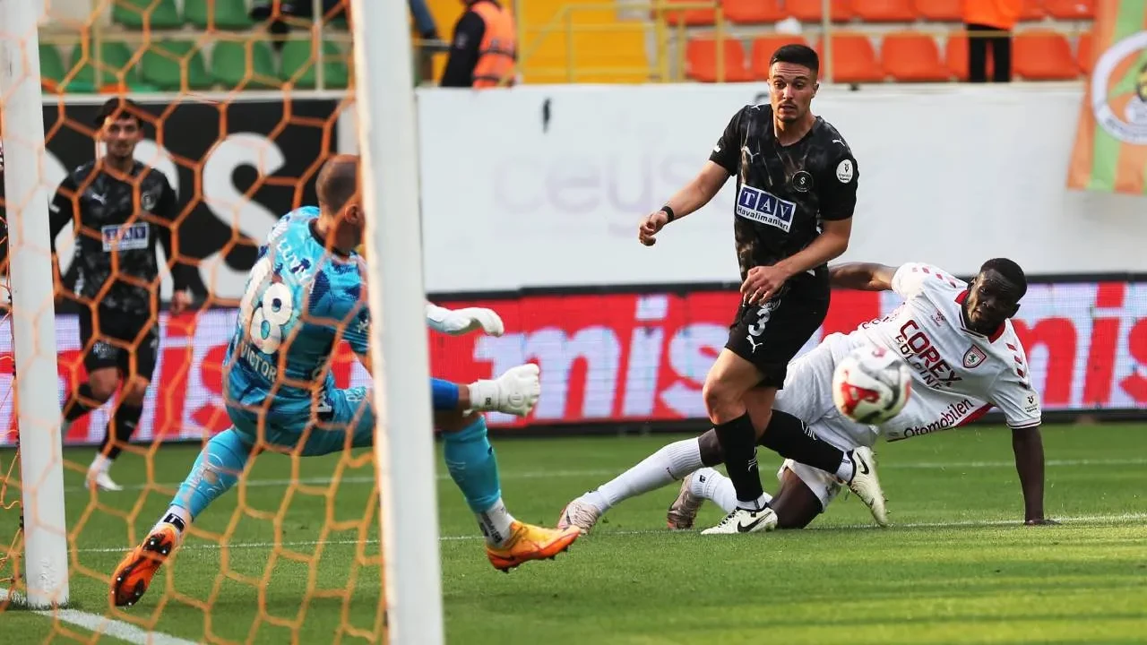 5 gollü maçta kazanan Samsunspor! Kırmızı-beyazlılar, Alanya deplasmanından 3 puanla döndü