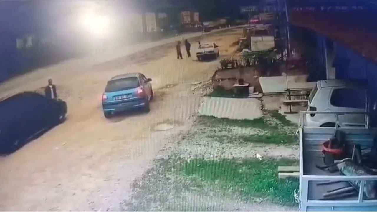 Akılalmaz anlar! Konuştuğu kişiyi aracıyla geri dönerek adeta ezdi