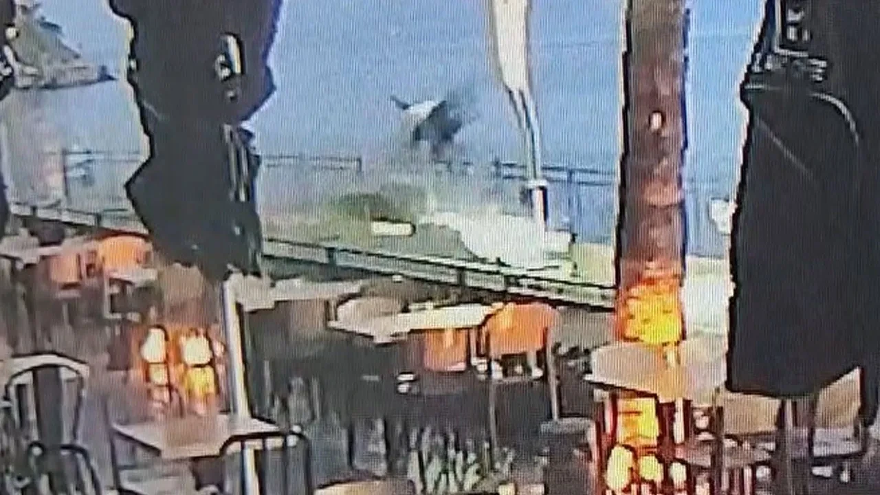 Alkollü sürücü dehşeti kamerada! Çarptığı scooter sürücüsü metrelerce havaya fırladı