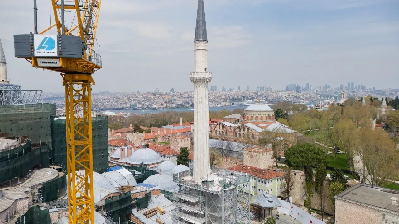 Ayasofya-i Kebir Camii'nin minaresinde restorasyon tamamlandı