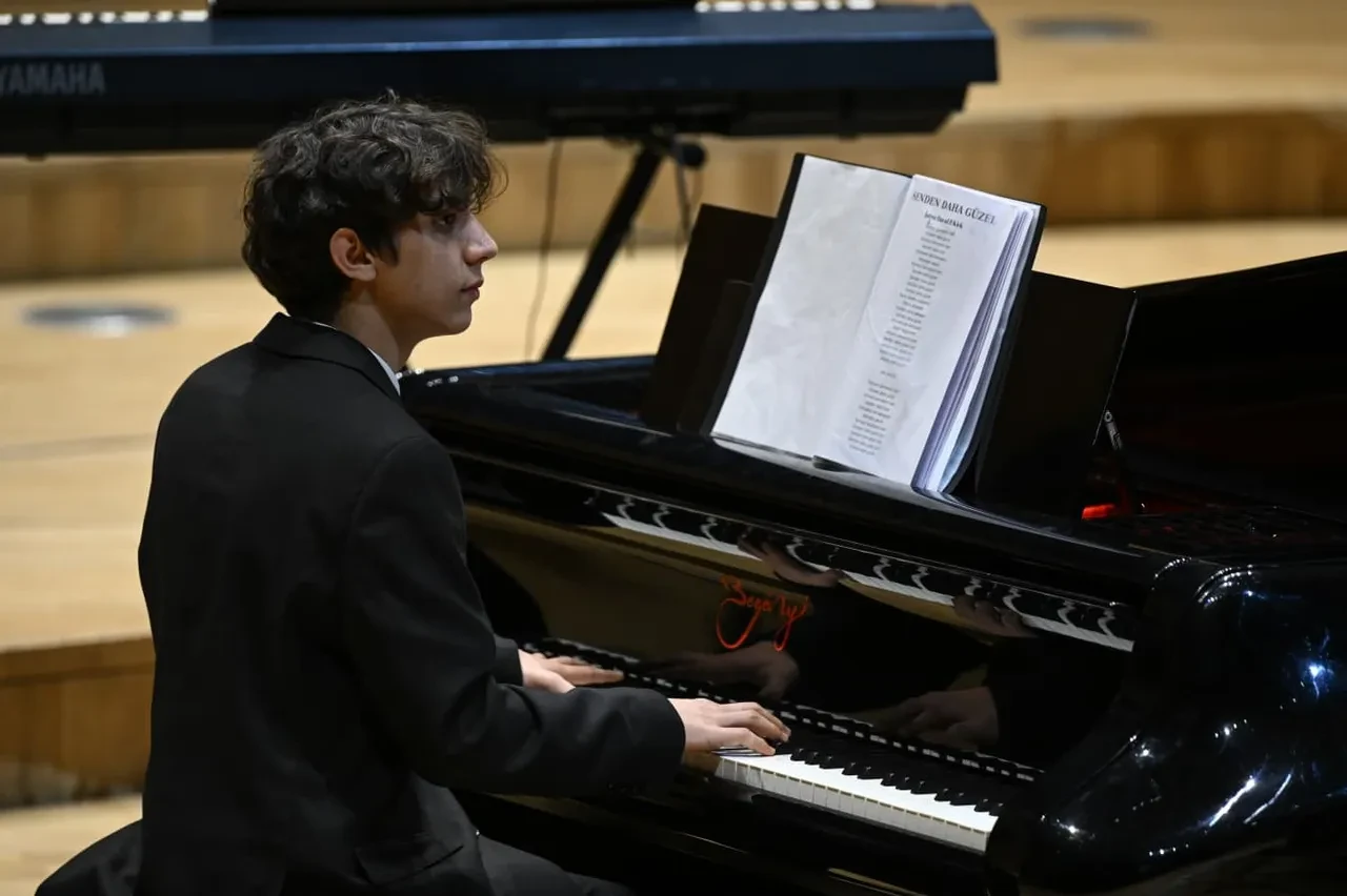 Bakan Ersoy, Hataylı çocukların hayalini gerçekleştirdi: Depremin yaraladığı gençler müzikle Türkiye’ye umut verdi