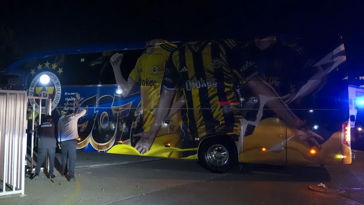 Fenerbahçeli taraftarlar takım otobüsünü taşladı! Galatasaray yenilgisi sonrası büyük tepki
