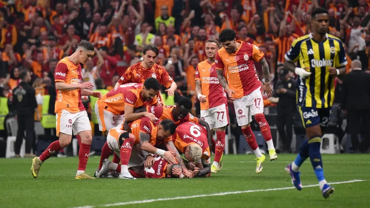 Fenerbahçeli taraftarlar takım otobüsünü taşladı! Galatasaray yenilgisi sonrası büyük tepki