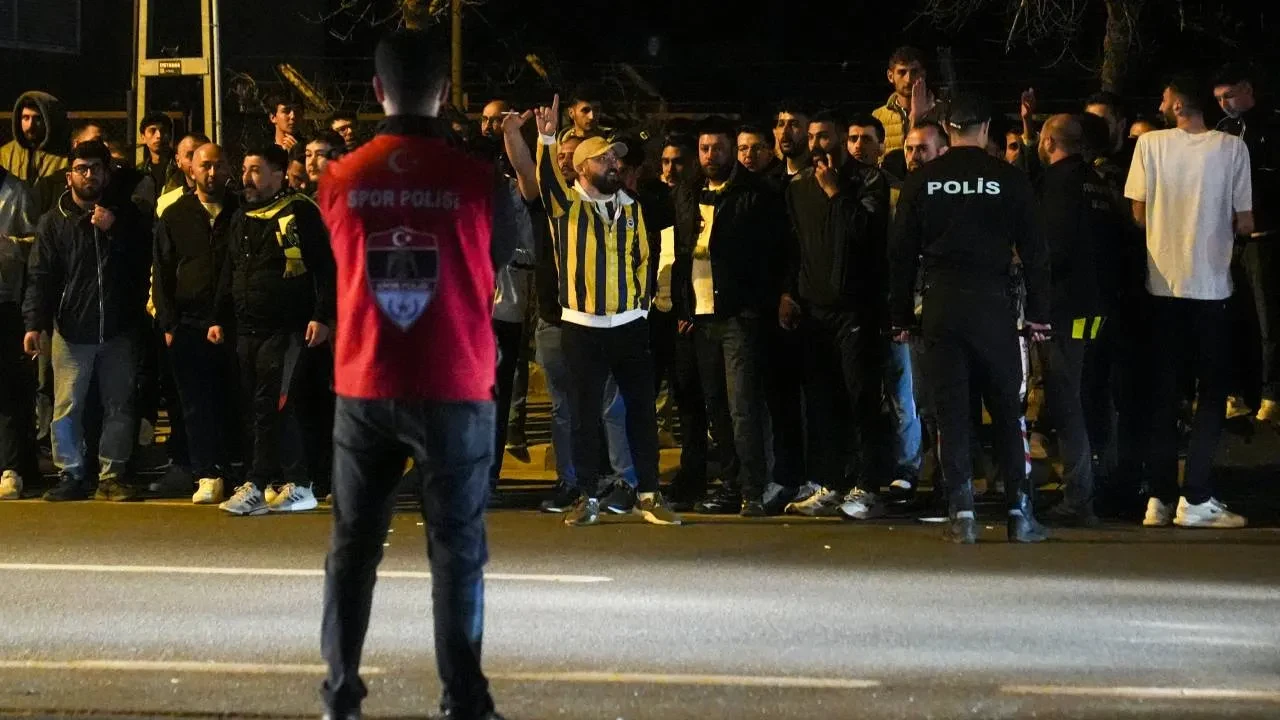 Fenerbahçeli taraftarlar takım otobüsünü taşladı! Galatasaray yenilgisi sonrası büyük tepki