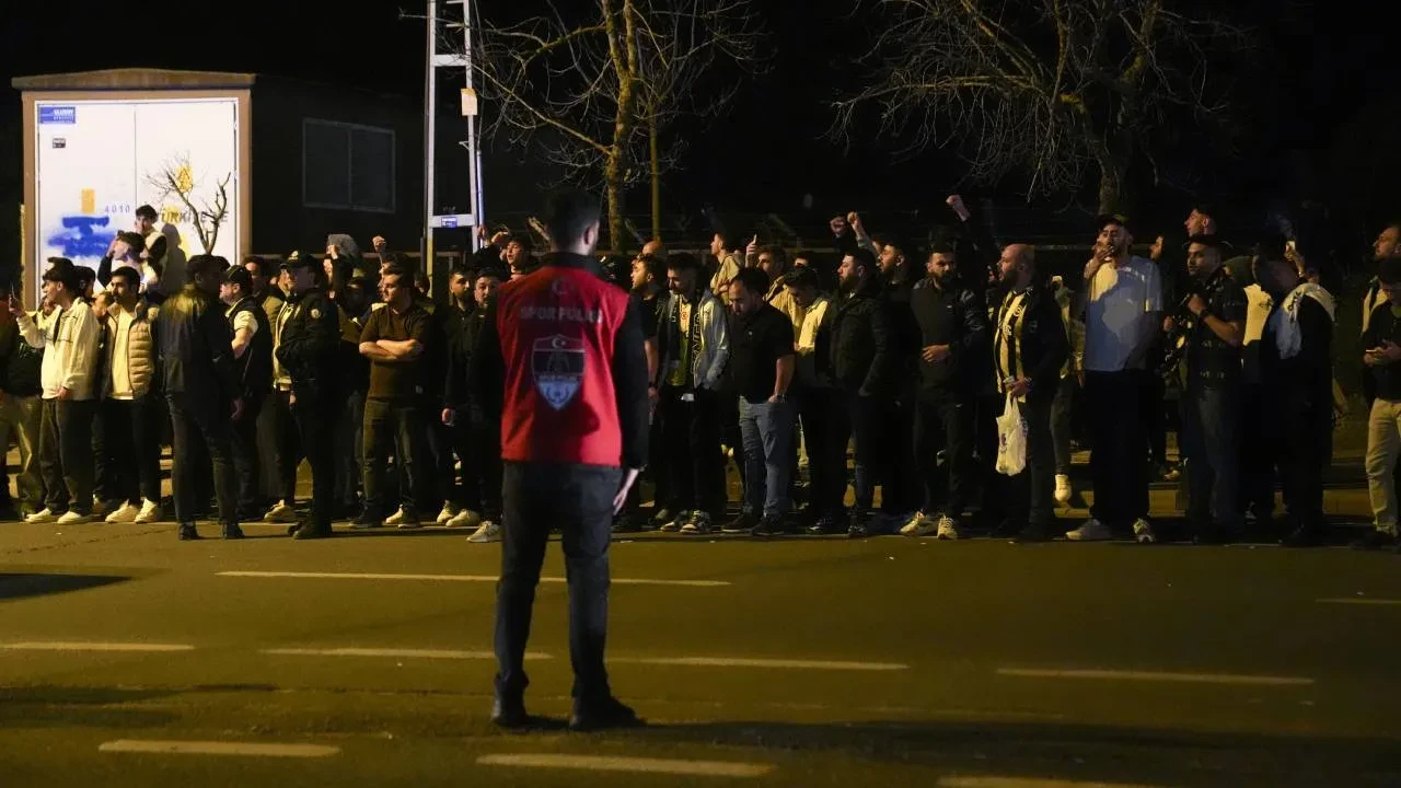 Fenerbahçeli taraftarlar takım otobüsünü taşladı! Galatasaray yenilgisi sonrası büyük tepki