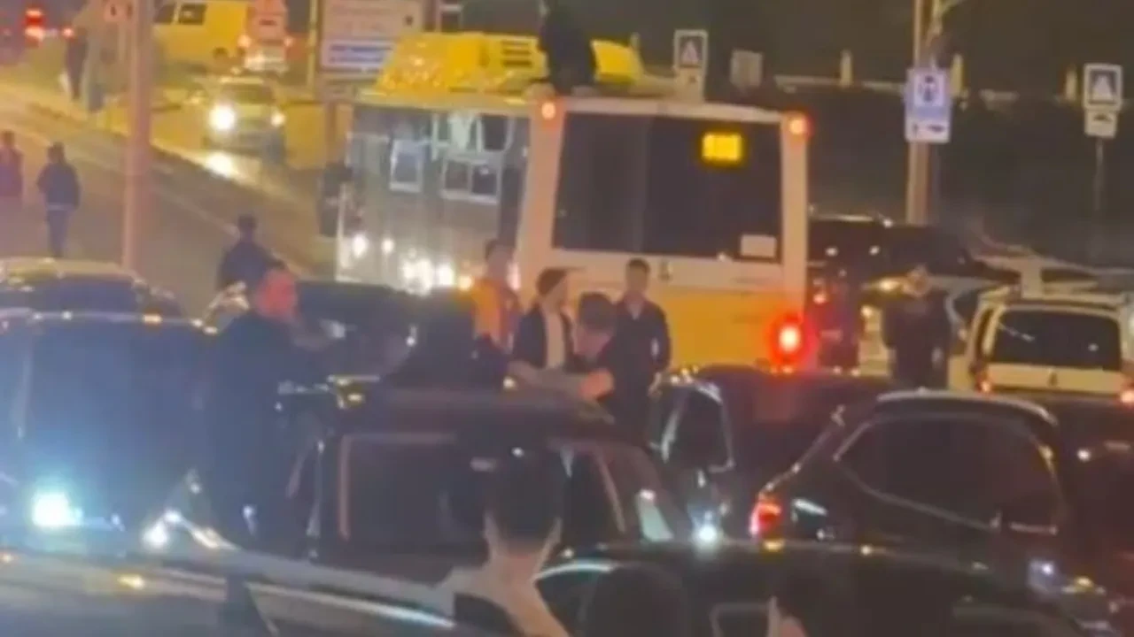 Galatasaraylılar otobüsün üzerine çıkarak kutlama yaptı