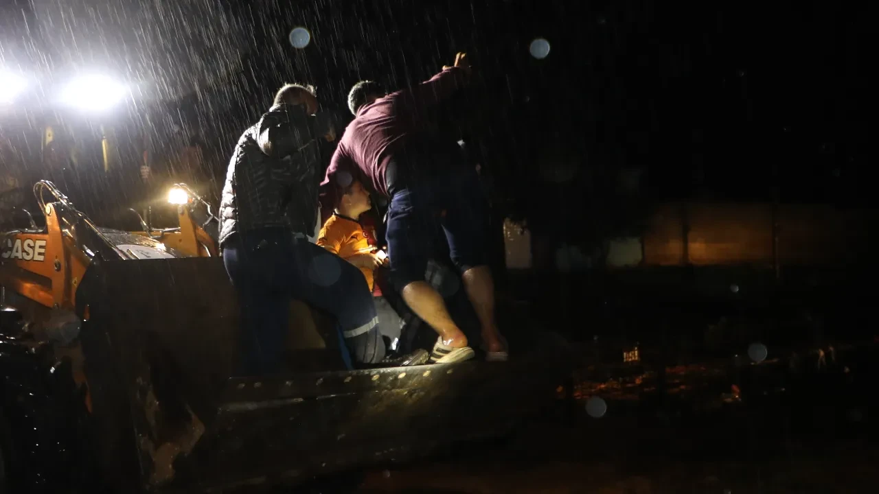 Gaziantep’te yağış sonrası dereler taştı! Mahsur kalan 5 kişi iş makineleriyle kurtarıldı