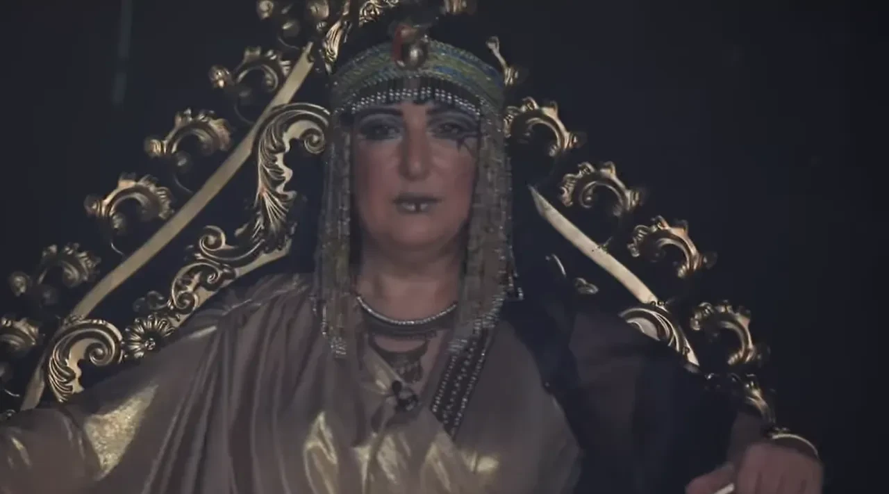 Gelinim Mutfakta Hüsniye'den Kleopatra çıkarması! Taht üzerinde giriş yaptı stüdyo sallandı