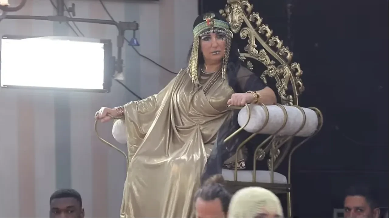 Gelinim Mutfakta Hüsniye'den Kleopatra çıkarması! Taht üzerinde giriş yaptı stüdyo sallandı