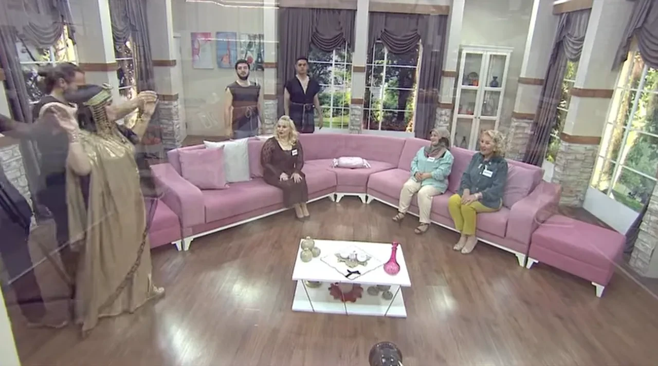 Gelinim Mutfakta Hüsniye'den Kleopatra çıkarması! Taht üzerinde giriş yaptı stüdyo sallandı