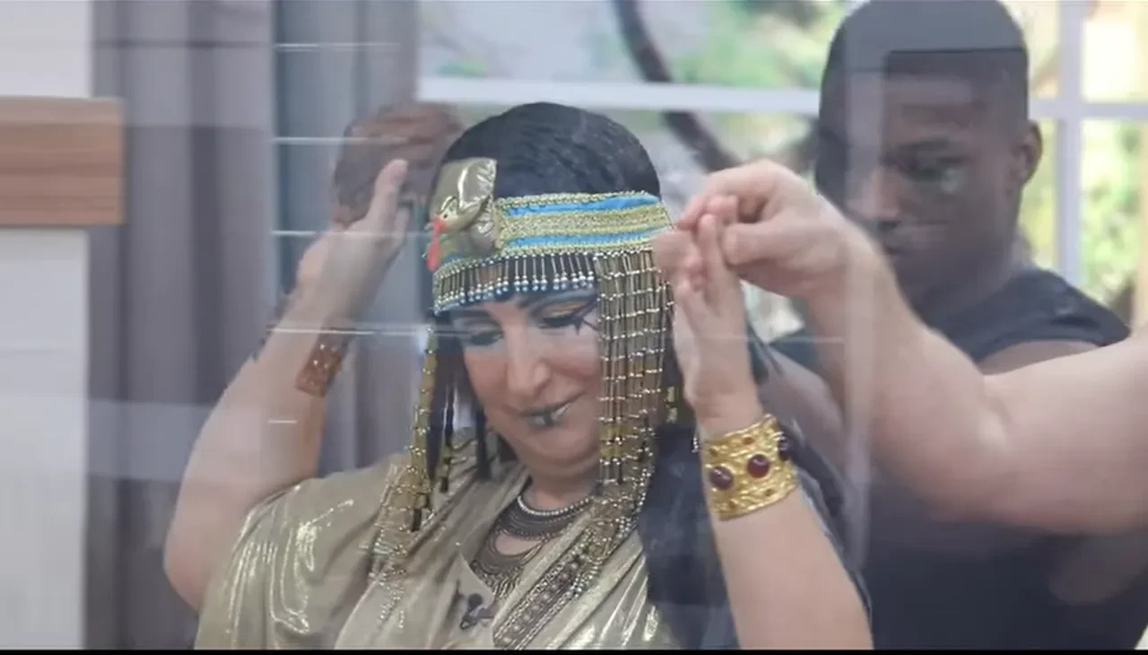 Gelinim Mutfakta Hüsniye'den Kleopatra çıkarması! Taht üzerinde giriş yaptı stüdyo sallandı