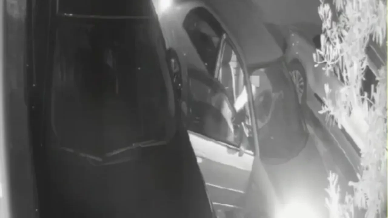 Genç kadının yardım çığlıkları mahalleyi inletti! Darp edip arabadan attılar