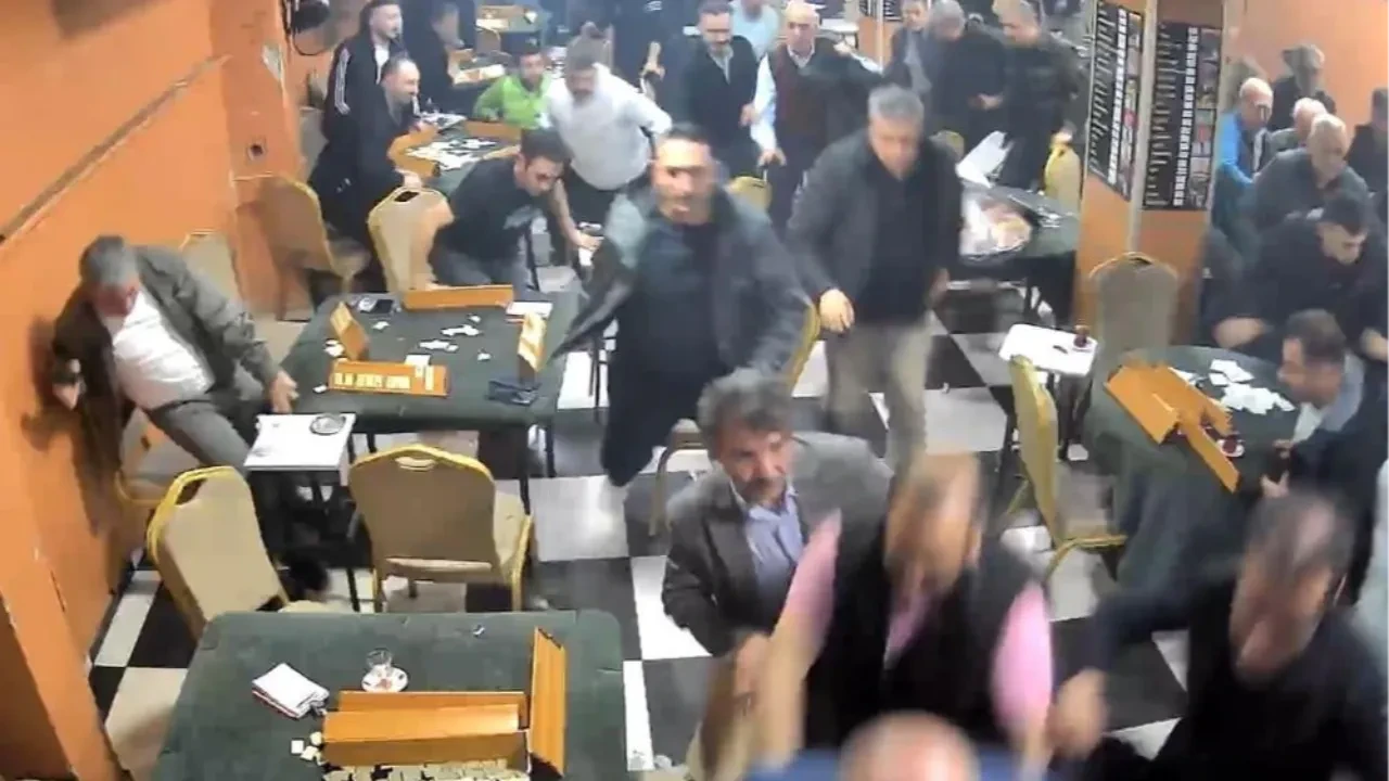 İstanbul’da ilginç olay: Kahvehanedekiler sokağa döküldü!