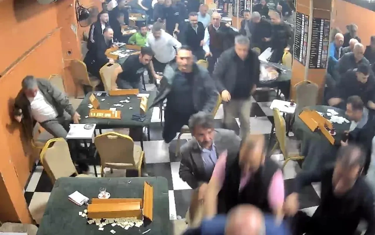 İstanbul’da ilginç olay: Kahvehanedekiler sokağa döküldü!