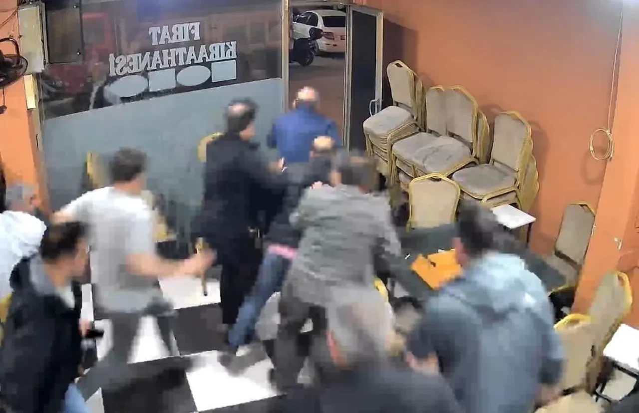 İstanbul’da ilginç olay: Kahvehanedekiler sokağa döküldü!