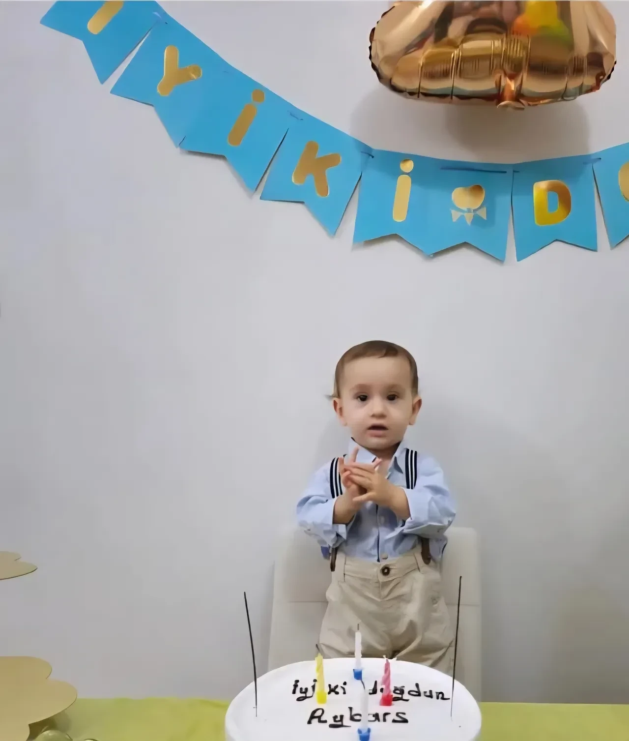 Market çıkışı bir anda annesinin elinden kurtuldu: 3 yaşındaki çocuk servisin altında kaldı