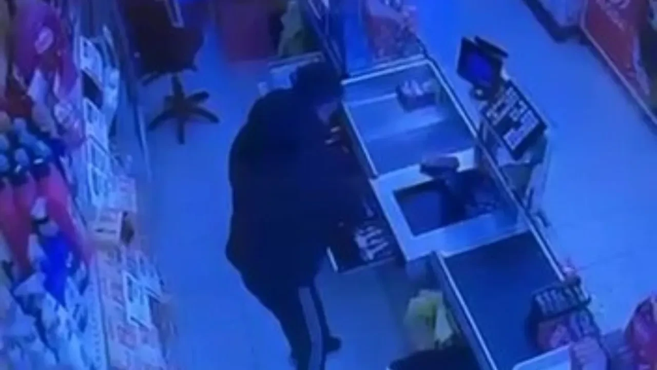 Market hırsızı güvenlik kamerasında! Para çalmak yetmedi, sigaraları cebe indirdi