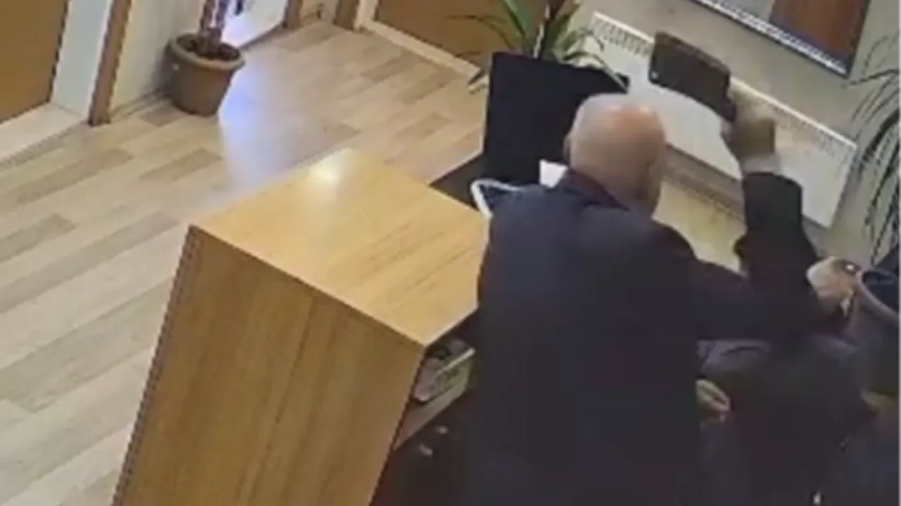 Önce soru sordu, daha sonra satırla saldırdı! Belediye personelinin dehşeti yaşadığı anlar kamerada
