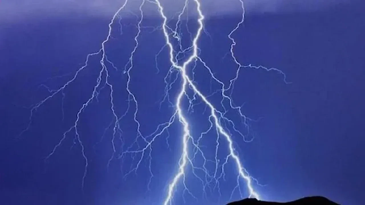 Şiddetli yağışlar yıldırım çarpmalarını da beraberinde getirdi: Çok sayıda kişi öldü