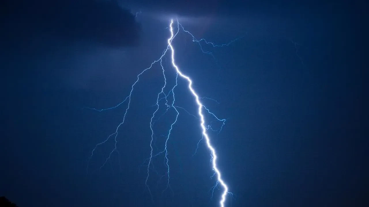 Şiddetli yağışlar yıldırım çarpmalarını da beraberinde getirdi: Çok sayıda kişi öldü