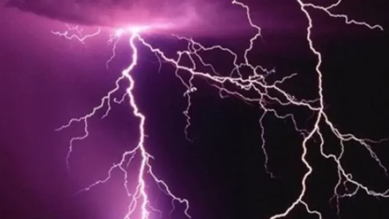 Şiddetli yağışlar yıldırım çarpmalarını da beraberinde getirdi: Çok sayıda kişi öldü