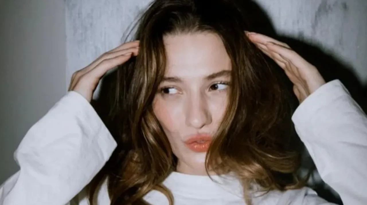 Yeraltı dizisinin setinde kavga mı çıktı? Sümeyye Aydoğan, Devrim Özkanla sette kavga ettiği iddialarına cevap verdi! 