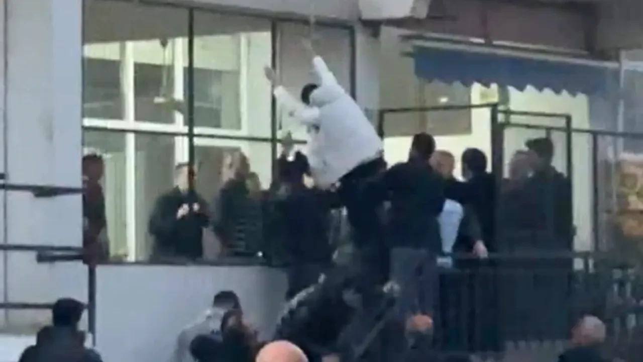 Acımasızca vurdular! Bursa’da tekmeli sopalı kavga kamerada