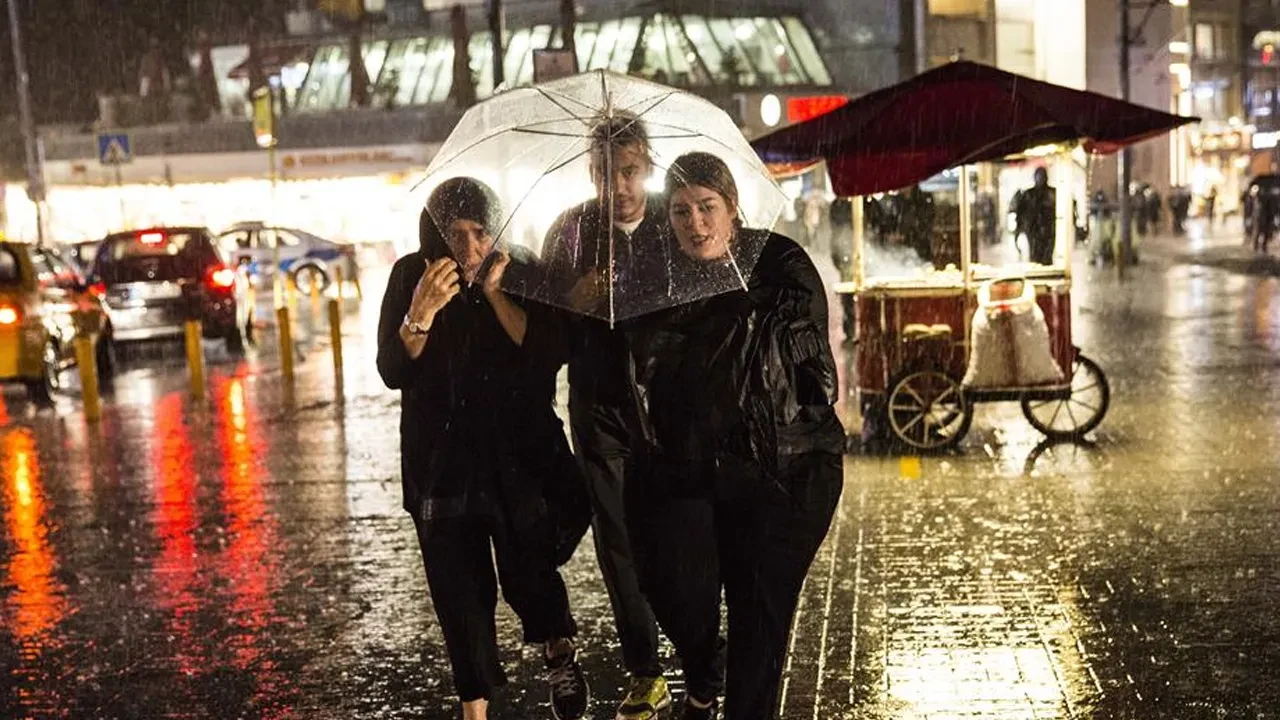 AKOM İstanbul için gün verdi! Sıcaklıklar aniden düşecek, sağanak günlerce etkili olacak 
