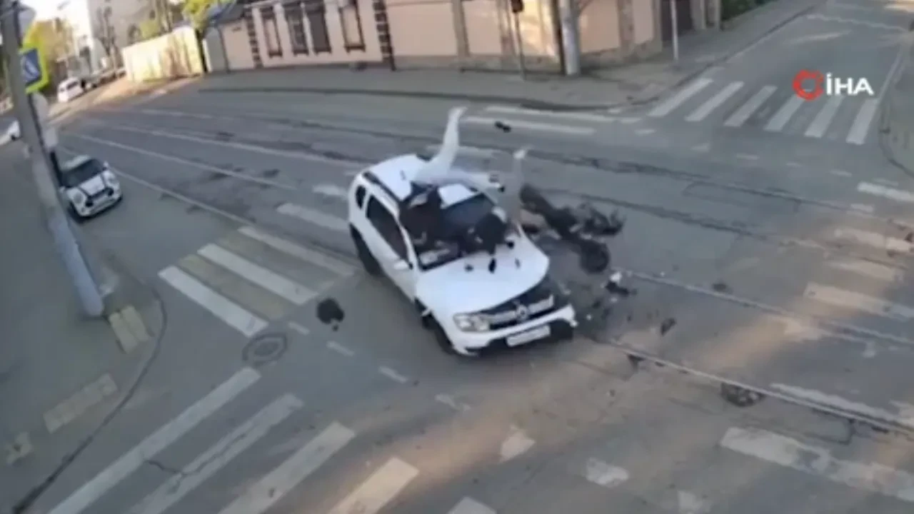 Aşırı hız feci kazayı beraberinde getirdi: Motosiklet araca böyle çarptı