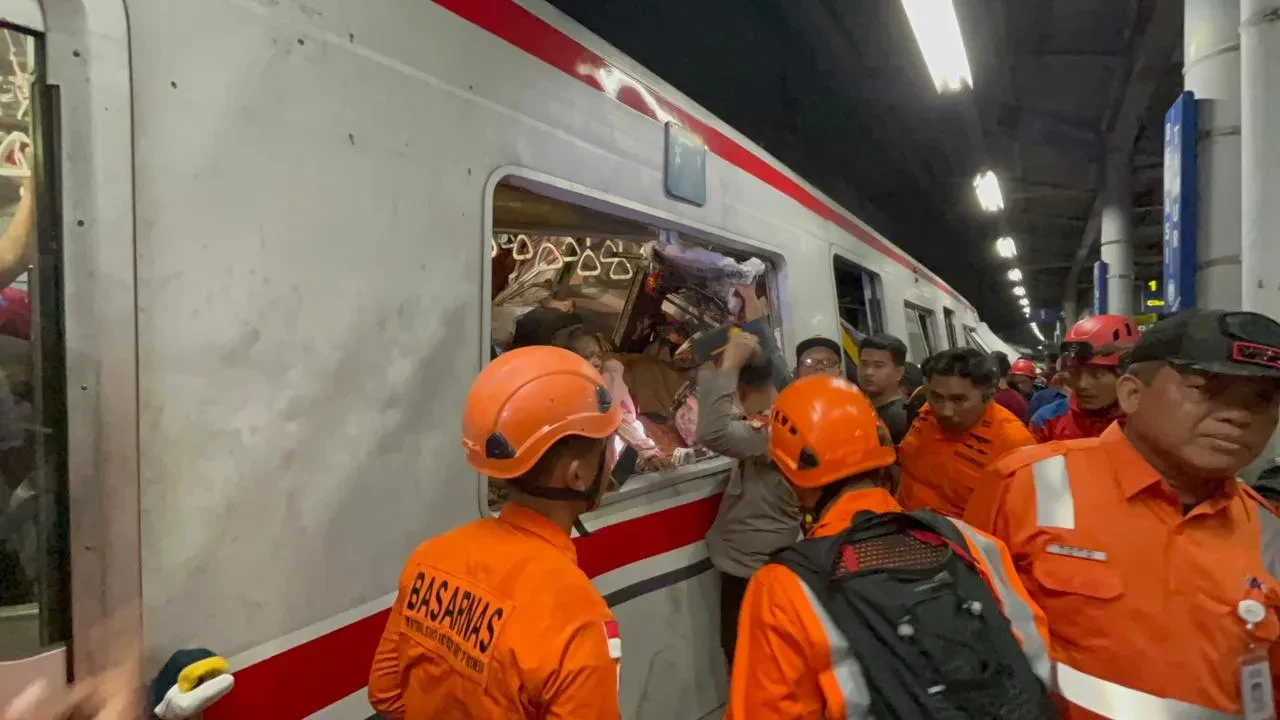 Endonezya'da iki tren çarpıştı: Ölü ve yaralılar var