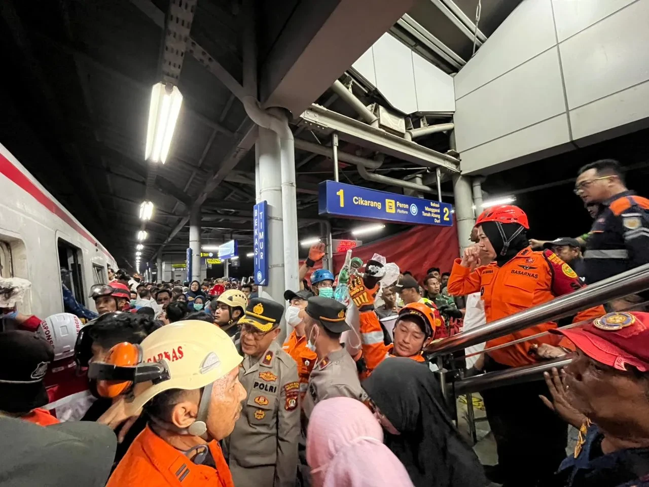 Endonezya'da iki tren çarpıştı: Ölü ve yaralılar var