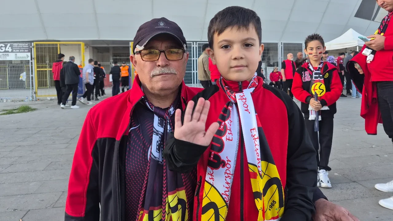 Eskişehirspor'un maçına dede torun birlikte geldiler