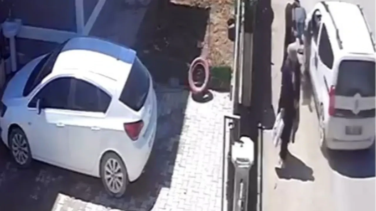 Feci kaza kamerada! Göz göre göre yaşlı kadına çarptı