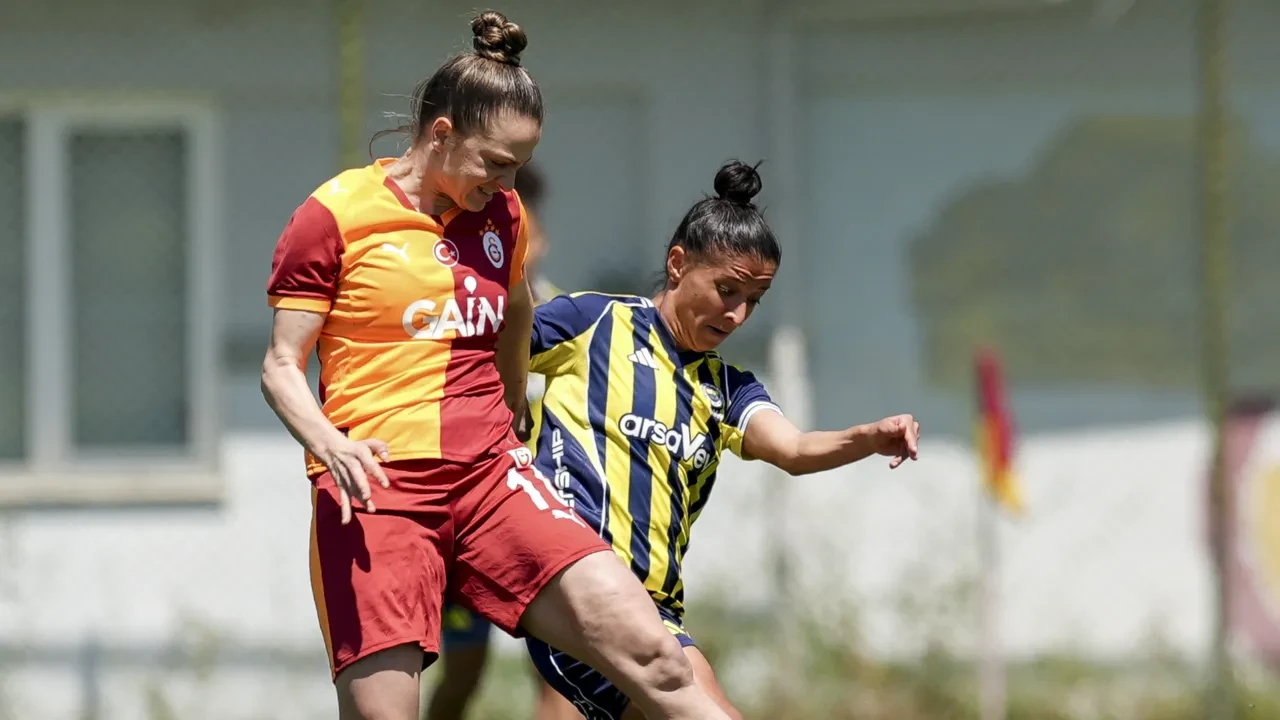 Galatasaray derbide Fenerbahçe'yi devirdi! Sarı-kırmızılılar, zirvede puan farkını düşürdü