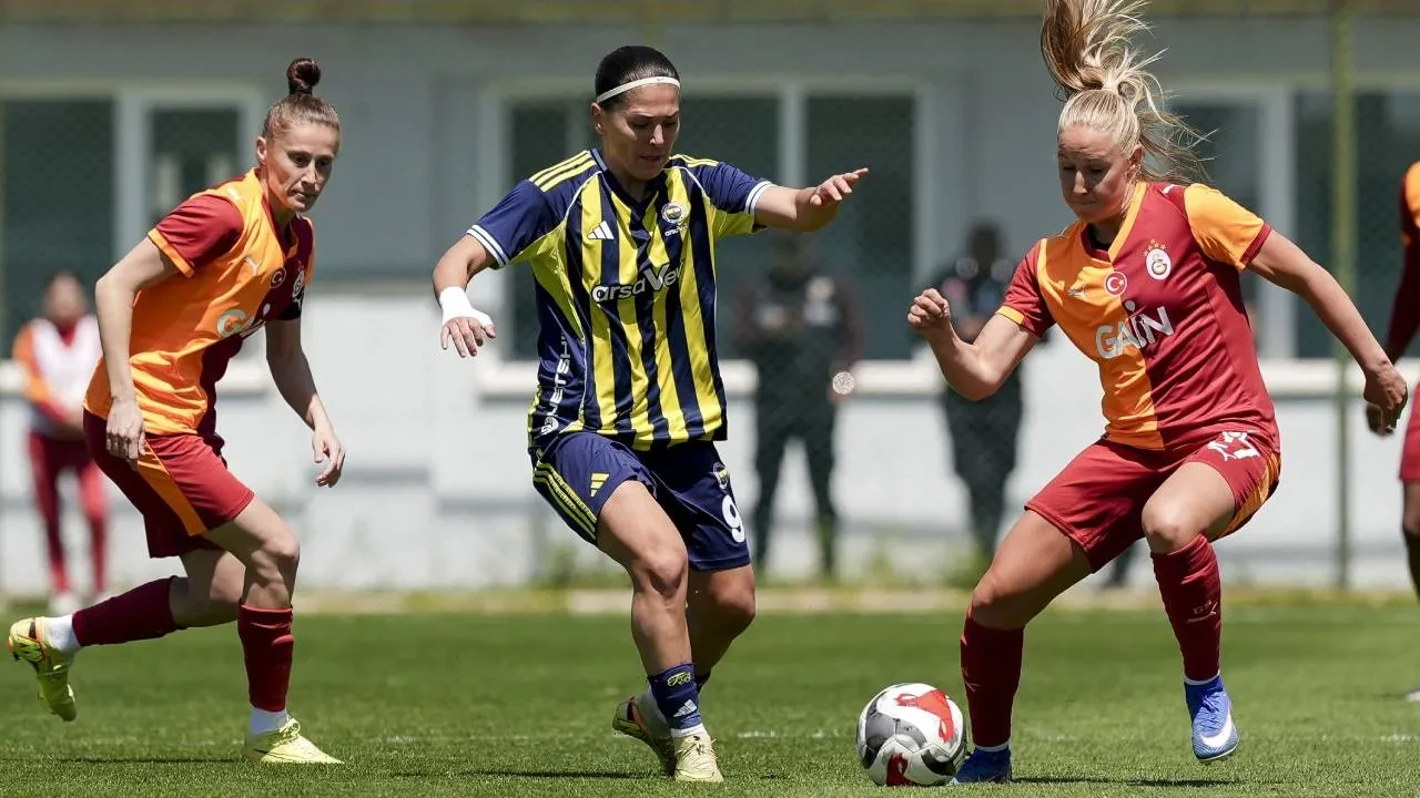 Galatasaray derbide Fenerbahçe'yi devirdi! Sarı-kırmızılılar, zirvede puan farkını düşürdü