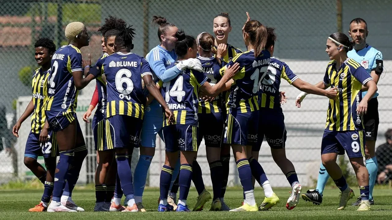 Galatasaray derbide Fenerbahçe'yi devirdi! Sarı-kırmızılılar, zirvede puan farkını düşürdü