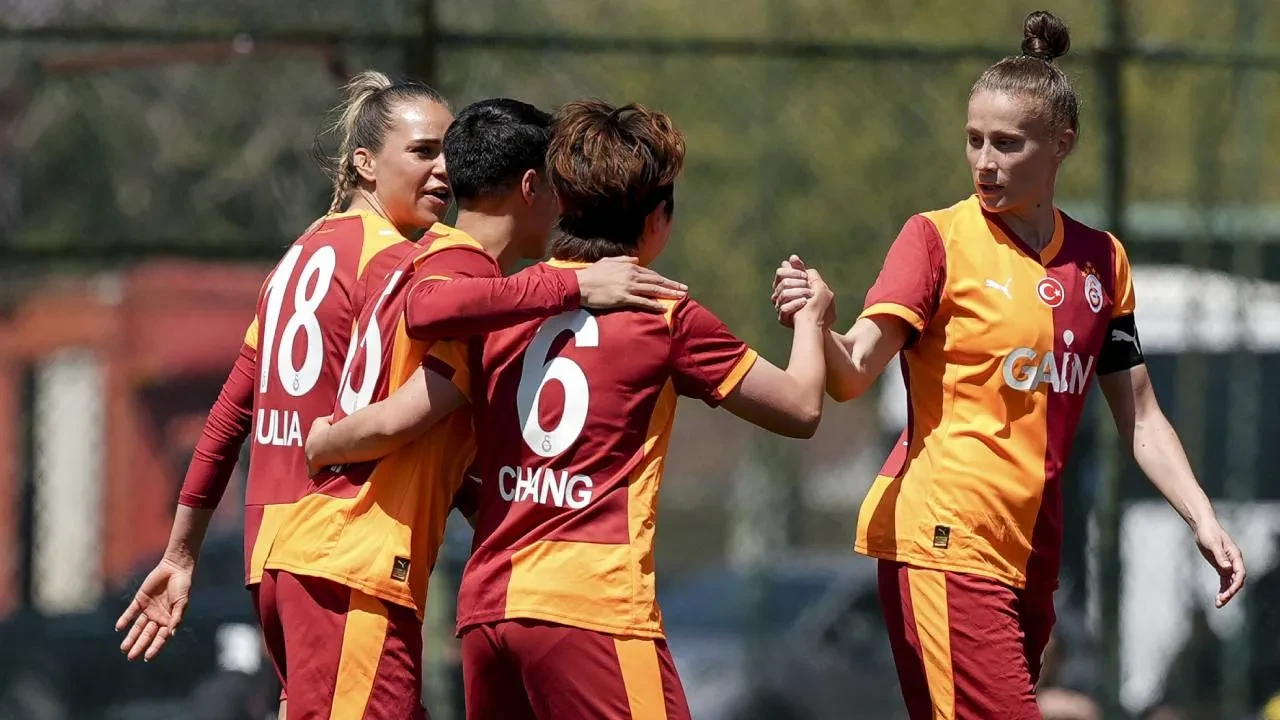 Galatasaray derbide Fenerbahçe'yi devirdi! Sarı-kırmızılılar, zirvede puan farkını düşürdü