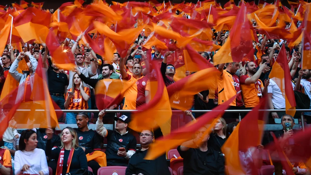 /spor/galatasaraydan-statta-taraftara-acik-antrenman-biletlerin-ucretsiz-oldugu-duyuruldu-3297157