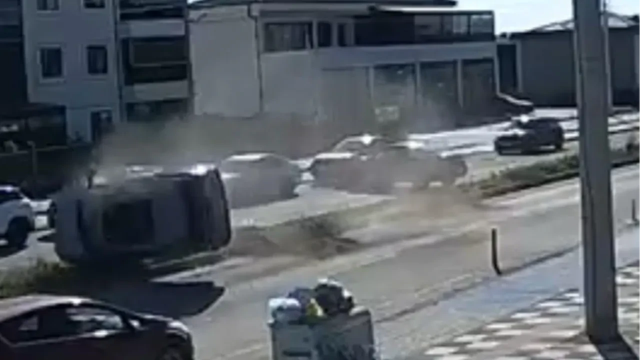 Hızla gelip, aniden yola çıkan araçla çarpıştı! 25 metre boyunca taklalar attı: Feci kaza kamerada 