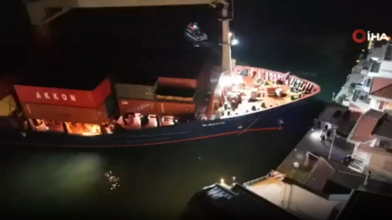 İstanbul Boğazı'nda faciaya ramak kala: Arızalanan gemi yalıya metreler kala karaya oturdu