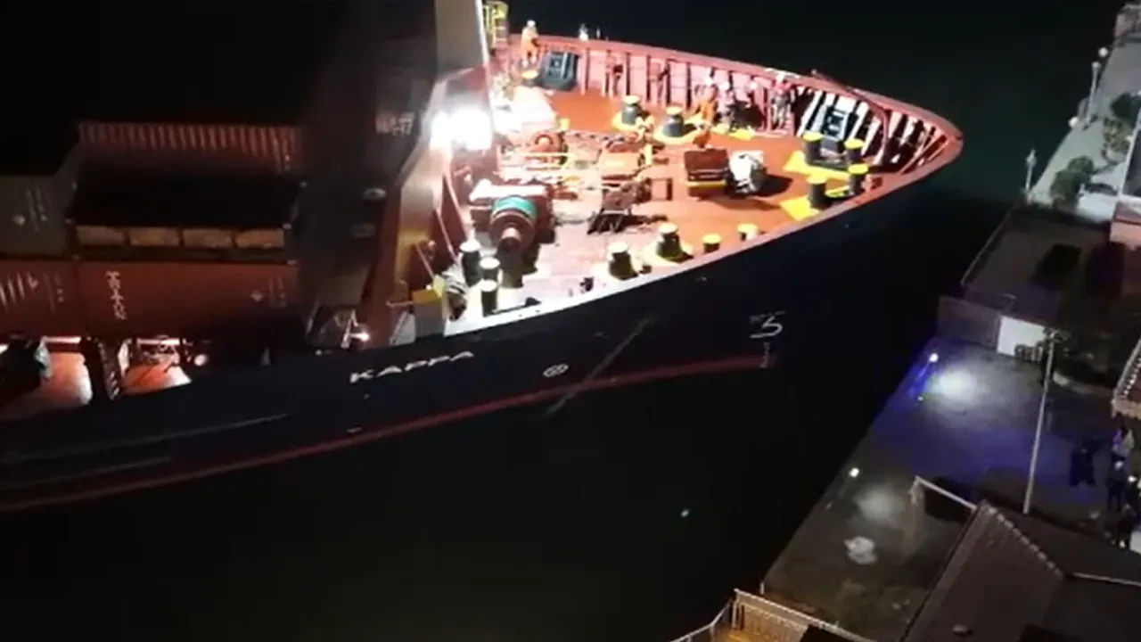 İstanbul Boğazı'nda faciaya ramak kala: Arızalanan gemi yalıya metreler kala karaya oturdu