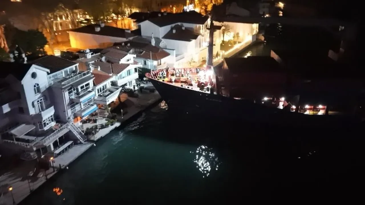 İstanbul Boğazı'nda faciaya ramak kala: Arızalanan gemi yalıya metreler kala karaya oturdu