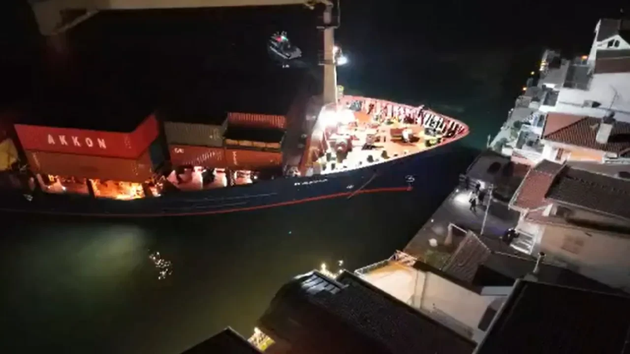 İstanbul Boğazı'nda faciaya ramak kala: Arızalanan gemi yalıya metreler kala karaya oturdu