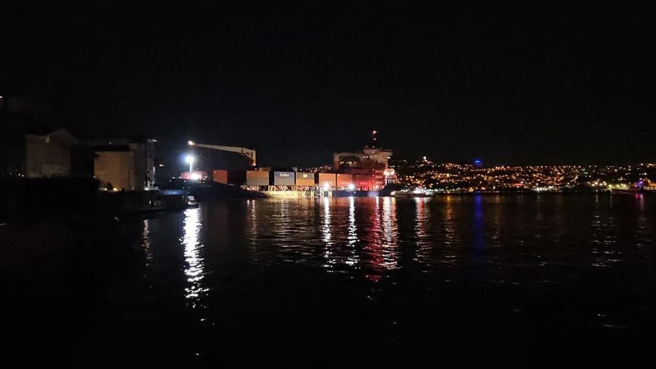 İstanbul Boğazı'nda faciaya ramak kala: Arızalanan gemi yalıya metreler kala karaya oturdu