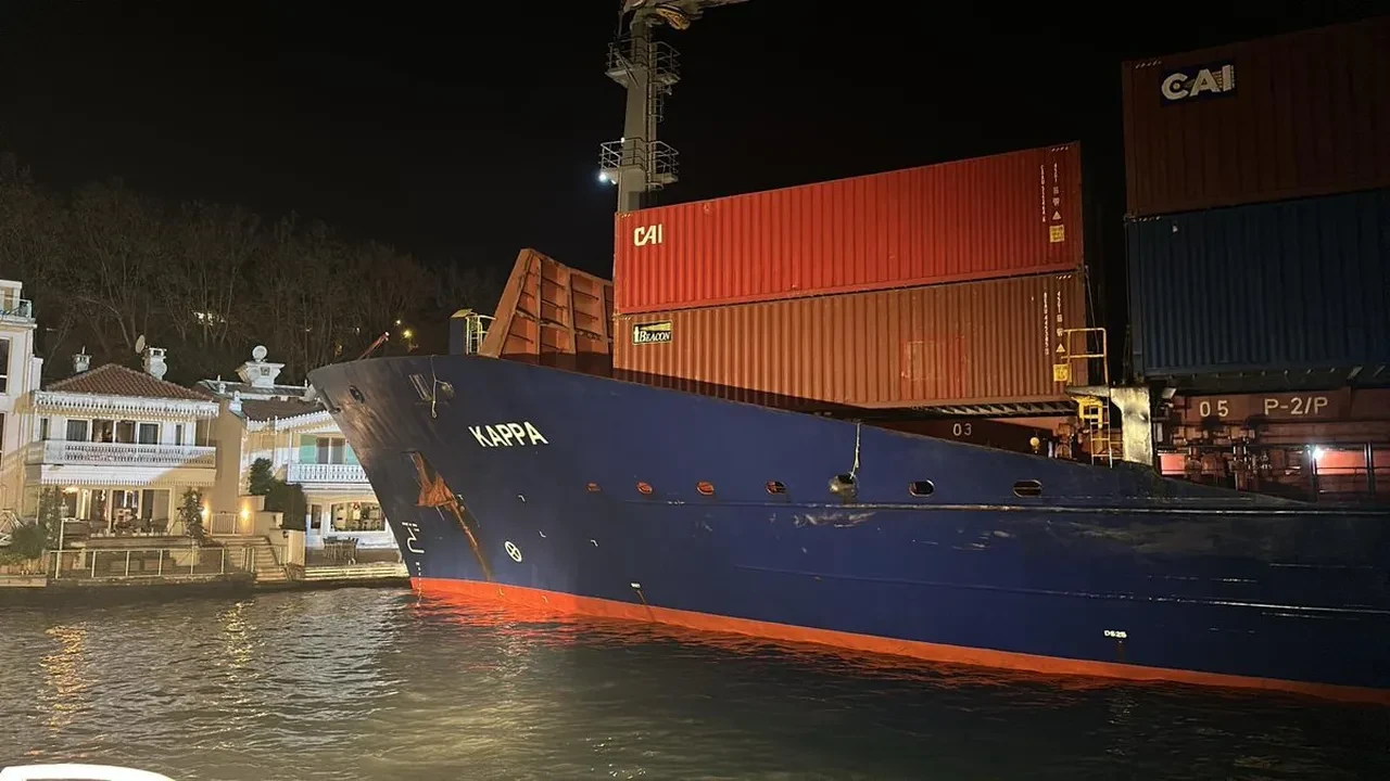 İstanbul Boğazı'nda faciaya ramak kala: Arızalanan gemi yalıya metreler kala karaya oturdu